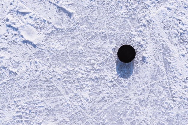 Hockeypuck ligt op de sneeuwclose-up