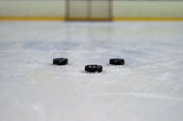 Hockeypuck voor het hek voor de hockeywedstrijd op ijs