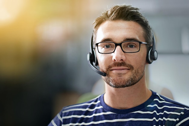 Hoe kan ik uw oproep doorverbinden Bijgesneden portret van een zakenman met een headset