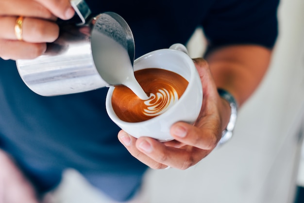 hoe koffie latte kunst te maken