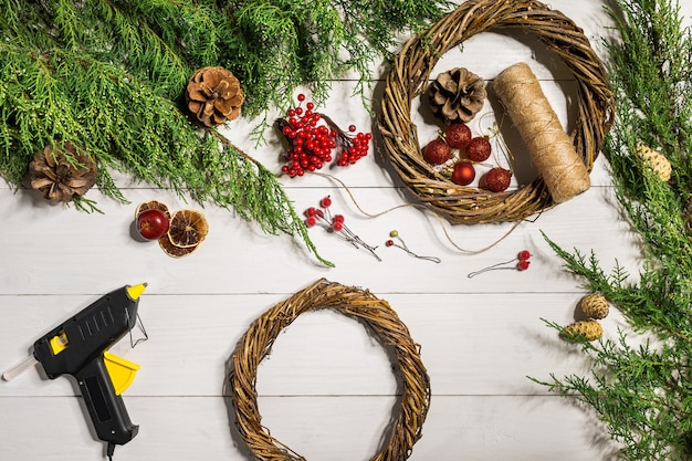 Hoe maak je een kerstdeurkrans het werkproces het bovenaanzicht van de decorateurs werkplek