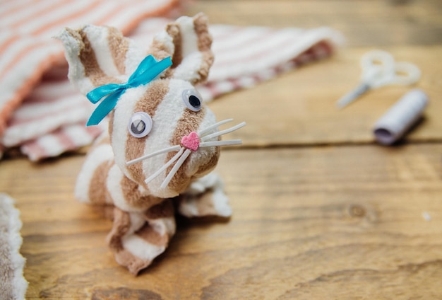 Hoe maak je een paashaas Materialen voor speelgoed handdoek schaar draad DIY concept Stap voor stap foto instructie Stap 6 Kant en klaar konijn van een handdoek