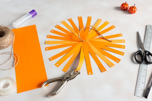 Foto hoe maak je halloween pompoen jack van gekleurd papier met kinderen stap voor stap tutorial handgemaakte diy