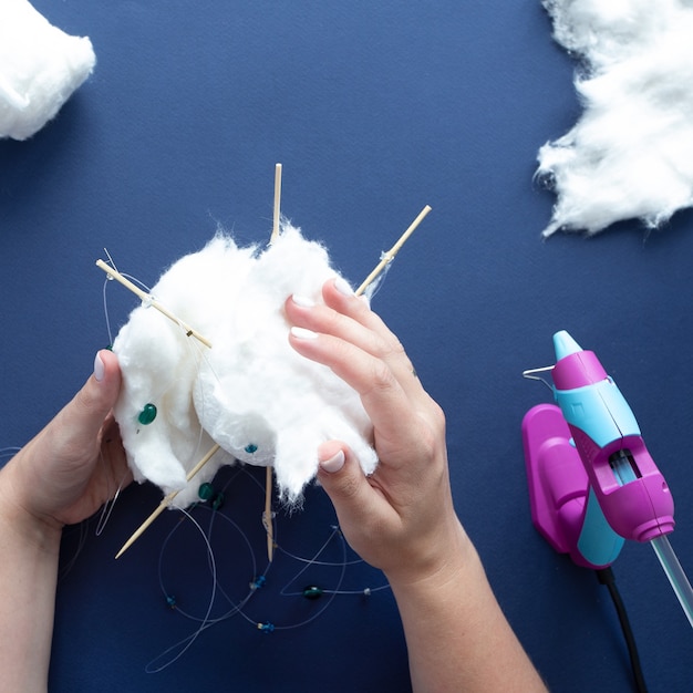 Hoe maak je magische katoenen wolken om de kinderkamer thuis te versieren. Stap voor stap instructies. Handen maken gemakkelijk te volgen doe-het-zelf-project.