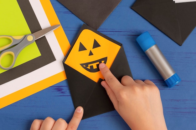 Hoe maak je originele enveloppen voor Halloween-groeten DIY-concept