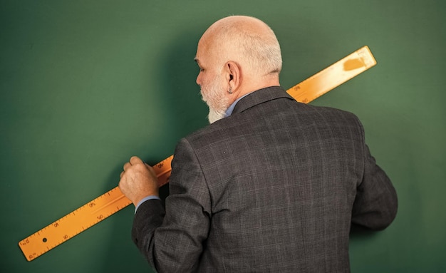 Hoe slagen in wiskunde Verken verschillende vakken en disciplines Man tutor schoolbord achtergrond Volwassen docent kennis delen Stam kennis Kennis concept Onderzoek en onderzoek