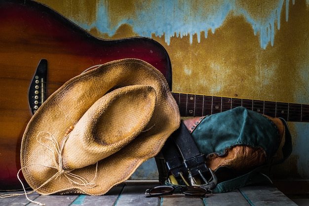 Hoed en gitaar op houten