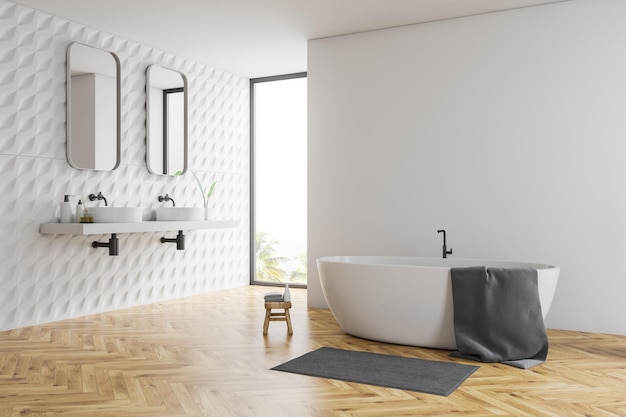 Hoek badkamer met witte en betegelde wanden, houten vloer, witte badkuip met handdoek erop en dubbele wastafel op wit aanrechtblad met twee verticale spiegels. 3D-weergave