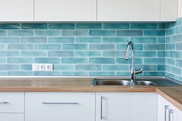 Hoek Moderne wit blauwe keuken, schoon interieur met gootsteen