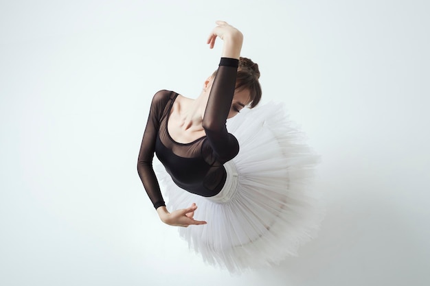 Hoek van bovenaf op een ballerina tot aan de taille met haar handen die een dans laten zien