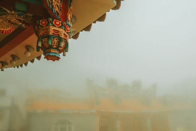 Foto hoek van dak op chinese en taiwanese tempel