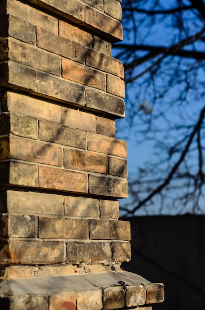 Hoek van de oude rustieke bakstenen muur