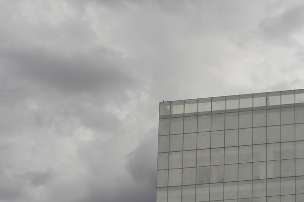 Hoek van een gebouw details van hoge gebouwen boven verdiepingen