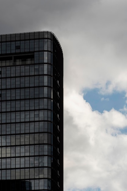 Hoek van een gebouw Details van hoge gebouwen van meer dan 20 verdiepingen