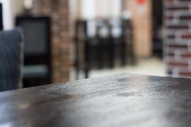 Hoek van een houten tafel op een achtergrond van een café-interieur