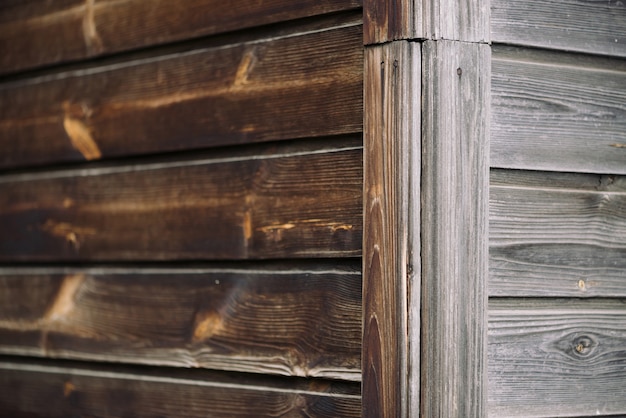 Hoek van muur van landelijk huis van horizontaal planked hout.