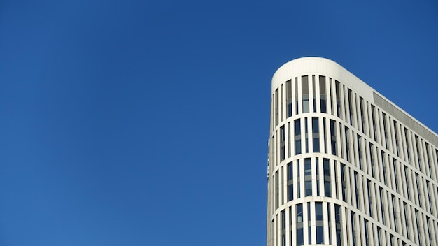 Hoek van witte wolkenkrabbers tegen blauwe lucht