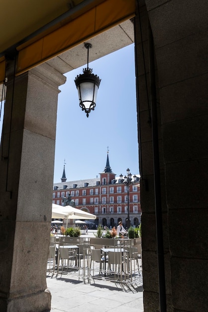 Hoeken van de plaza mayor van madrid in spanje. toeristische plaats in het centrum van madrid