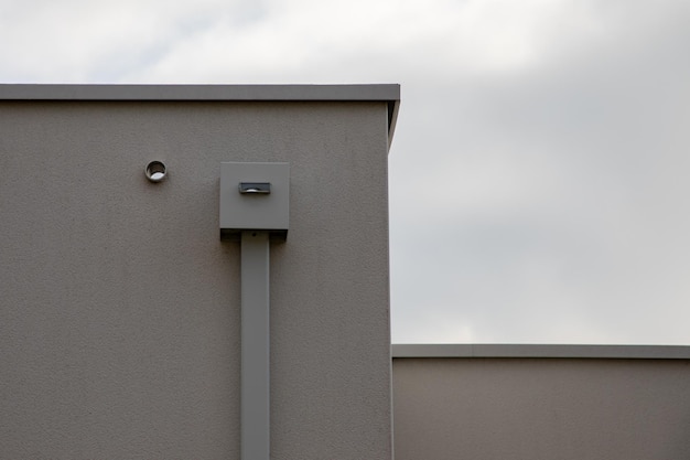 Hoekgrijs van de woning met plat dak met moderne kubusgrijze gootpijp