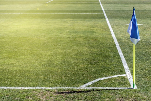 Foto hoekvlag in een voetbalveld op een natuurgrasveld