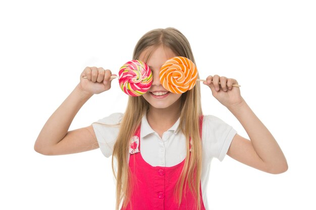 Hoeveel suiker ok Meisje schattig lachend gezicht houdt zoete lolly's Meisje houdt van snoep als lolly's snoepjes geïsoleerde witte achtergrond Vier vakantie verjaardagen met snoep Kinderen weg zoete lekkernijen