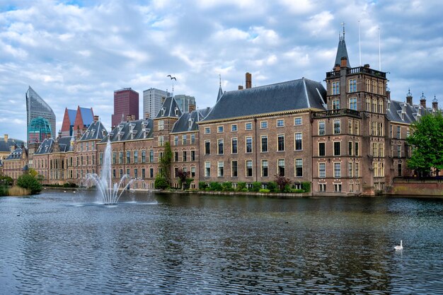 Photo hofvijver lake and binnenhof  the hague