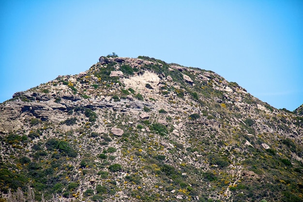 Hoge berg en rotsen in Griekenland Rhodos