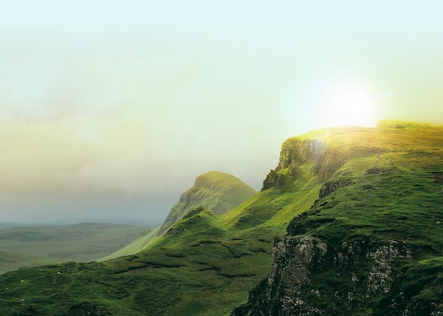 Hoge berg in de ochtendtijd Prachtig natuurlijk landschap