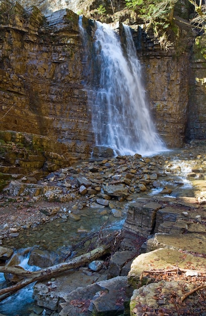 Hoge berg waterval in donkere wilde Karpaten bos (Manjava, Ivano-Frankivsk regio, Oekraïne).