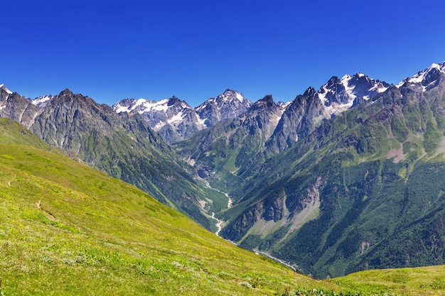 Hoge bergen van de Kaukasus. Svaneti.Georgië. Bezengi muur.