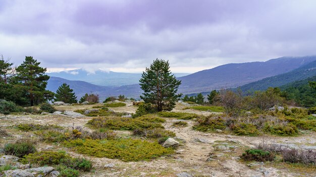 Hoge berglandschap met luchtfoto van bergketen en bewolkte hemel. Canencia Madrid.