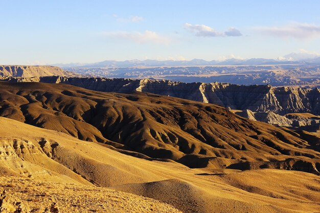 hoge bergpas in het berglandschap van Tibet