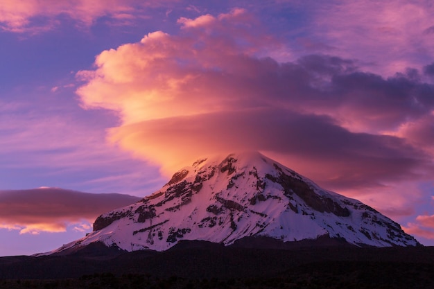 Hoge besneeuwde bergen in Bolivia