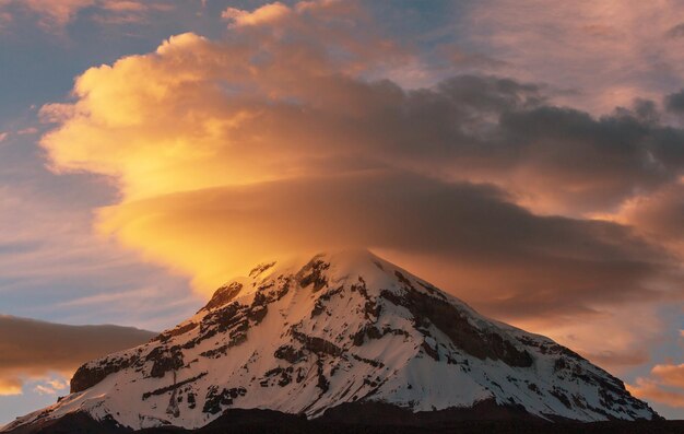 Hoge besneeuwde bergen in Bolivia