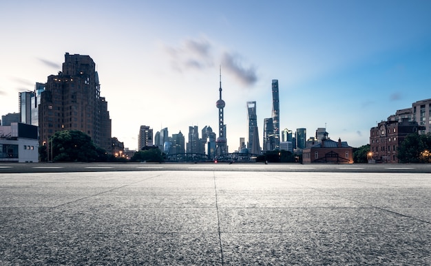 Hoge gebouwen en platte platforms in Shanghai, Pudong