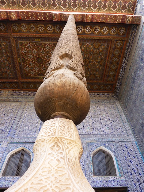 Hoge gesneden kolom in Bukhara