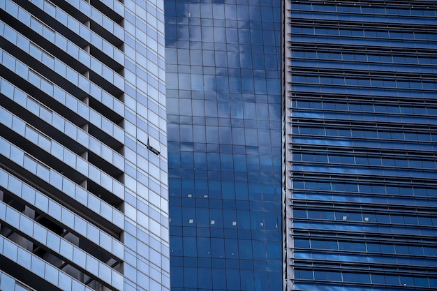 Hoge glazen wolkenkrabbers in de straten van Singapore Office windows achtergrond close-up