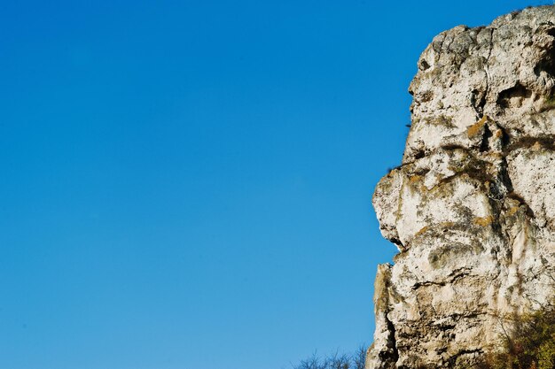 Hoge heuvel achtergrond blauwe lucht