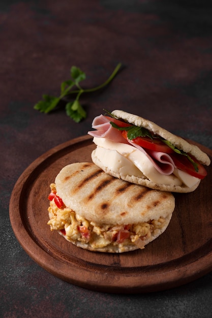 Hoge hoek arepas op houten bord