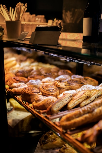 Hoge hoek bakkerij met producten