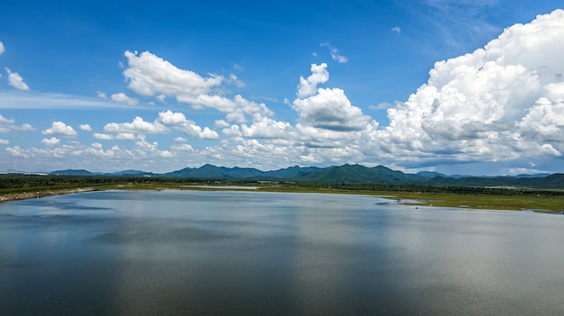 Hoge hoek bekijken Luchtfoto van stuwmeer Dam met mooie hemel, Thailand