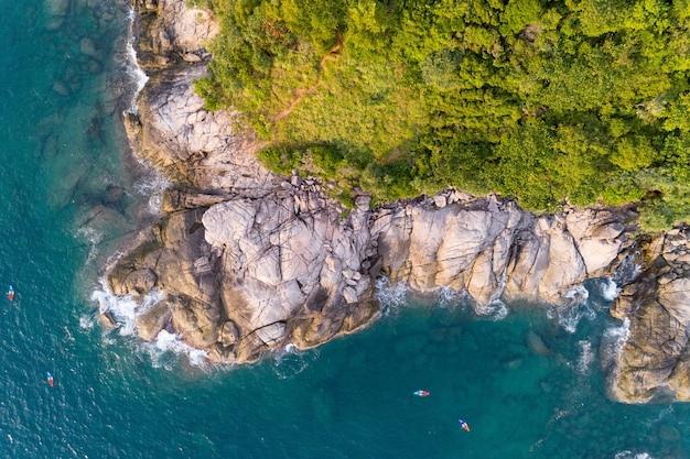 Hoge hoek bekijken Tropische zee met golf crashen op kust en hoge berg gelegen in Phuket Thailand antenne