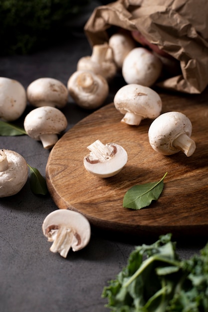 Foto hoge hoek champignons en snijplank