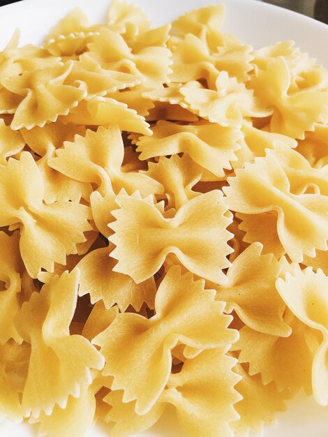 Hoge hoek close-up van vlinderdas pasta in plaat