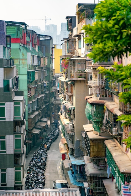 Hoge hoek drone Landschapsmening van het vuile centrum van de sloppenwijk in Macau, China.