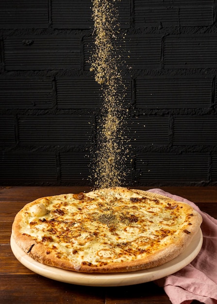 hoge hoek gedroogde kruiden besprenkeld pizza