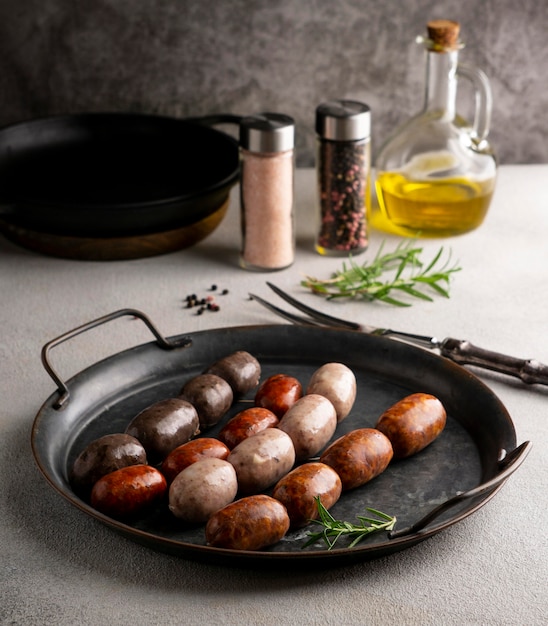 Foto hoge hoek heerlijk eten met kruiden