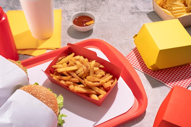 Foto hoge hoek heerlijk fastfood op dienblad