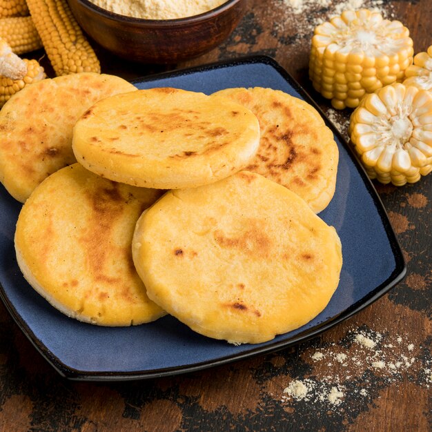 Hoge hoek heerlijke arepas op plaat