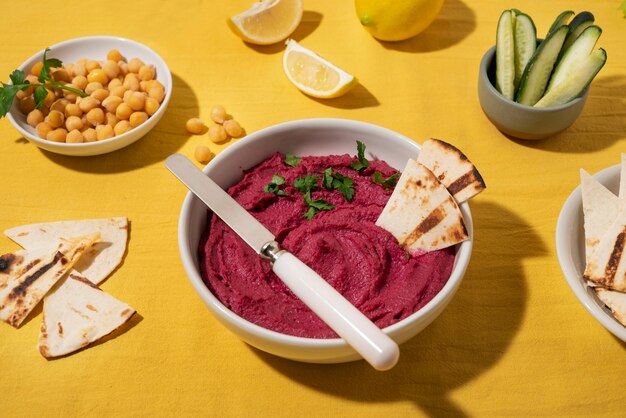 Foto hoge hoek heerlijke hummus en komkommer